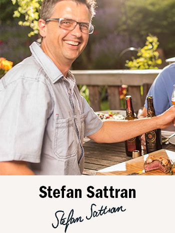 Stefan Sattran lächelnd bei einer Weinverkostung